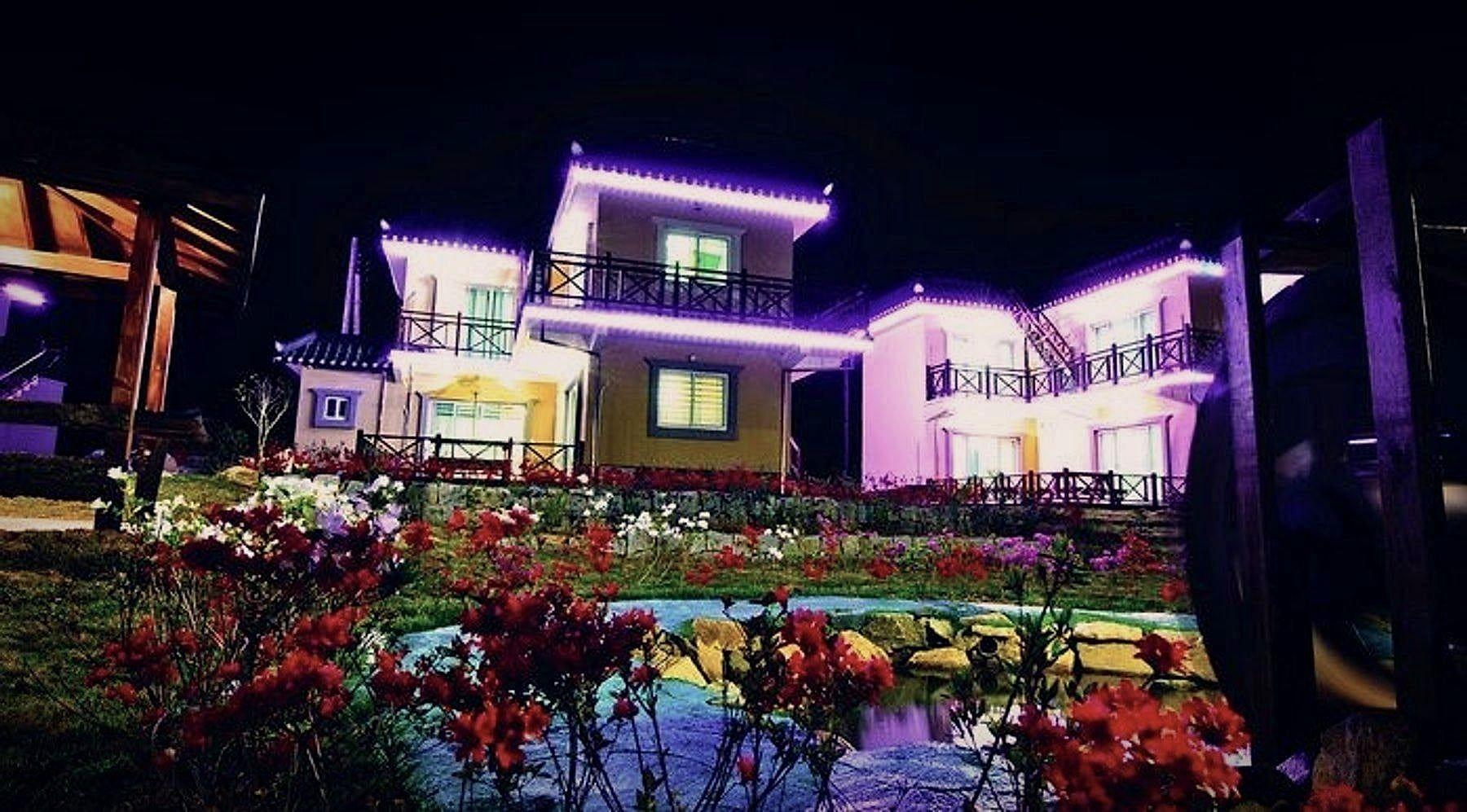 꽃과 조명이 어우러진 밤의 펜션